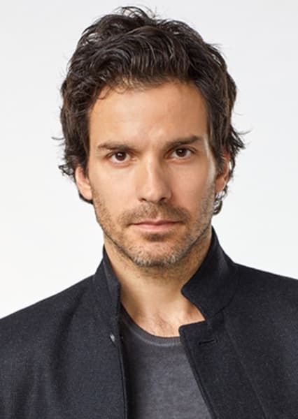 Santiago Cabrera