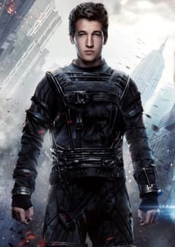 Miles Teller ( Reed Richards )