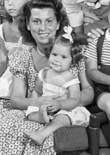 Nancy Barbato (Nancy Sinatra)